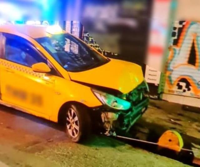 Kadıköy'de taksici dehşeti! İki kadının peşine takılıp araçlarına çarptı
