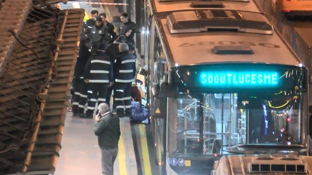 Sefaköy'de yola düşen kişi, metrobüsün altında kalarak öldü