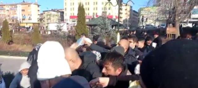 CHP Erzurum'da Kur'an-ı Kerim dağıttı, vatandaşlar birbirleriyle yarıştı