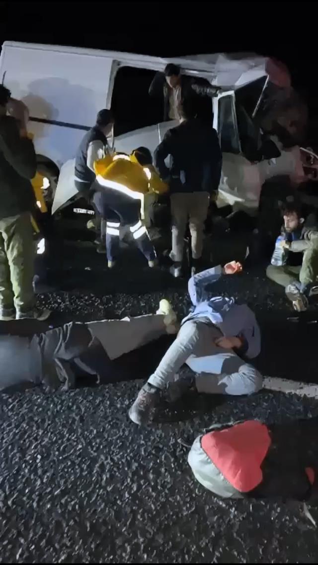 Ankara kaçak göçmenleri taşıyan minibüs, otomobile çarptı: 21 yaralı