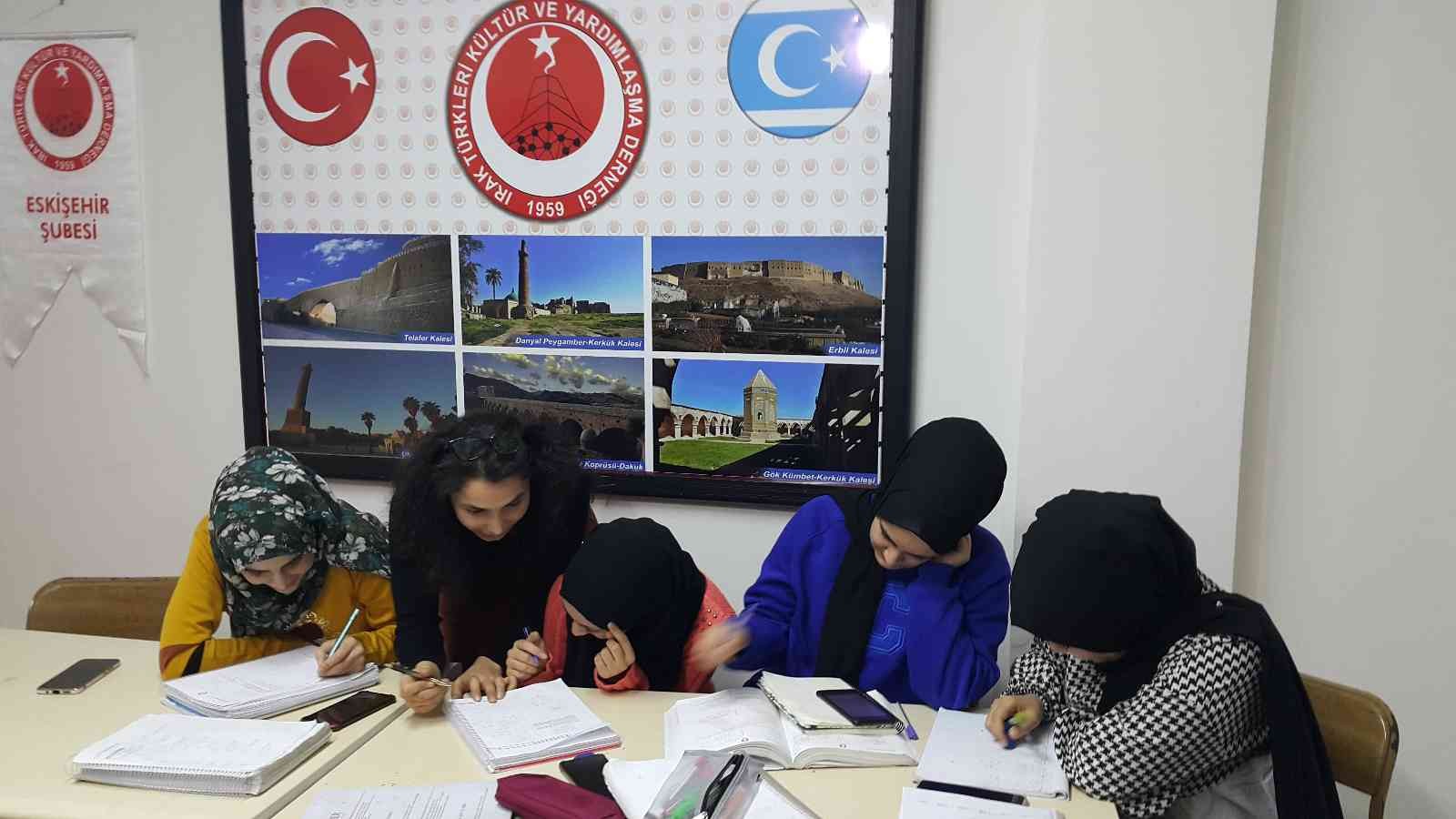 Eskişehir’de yaşayan Irak Türkü öğrencilerine ’Matematik’ kursu