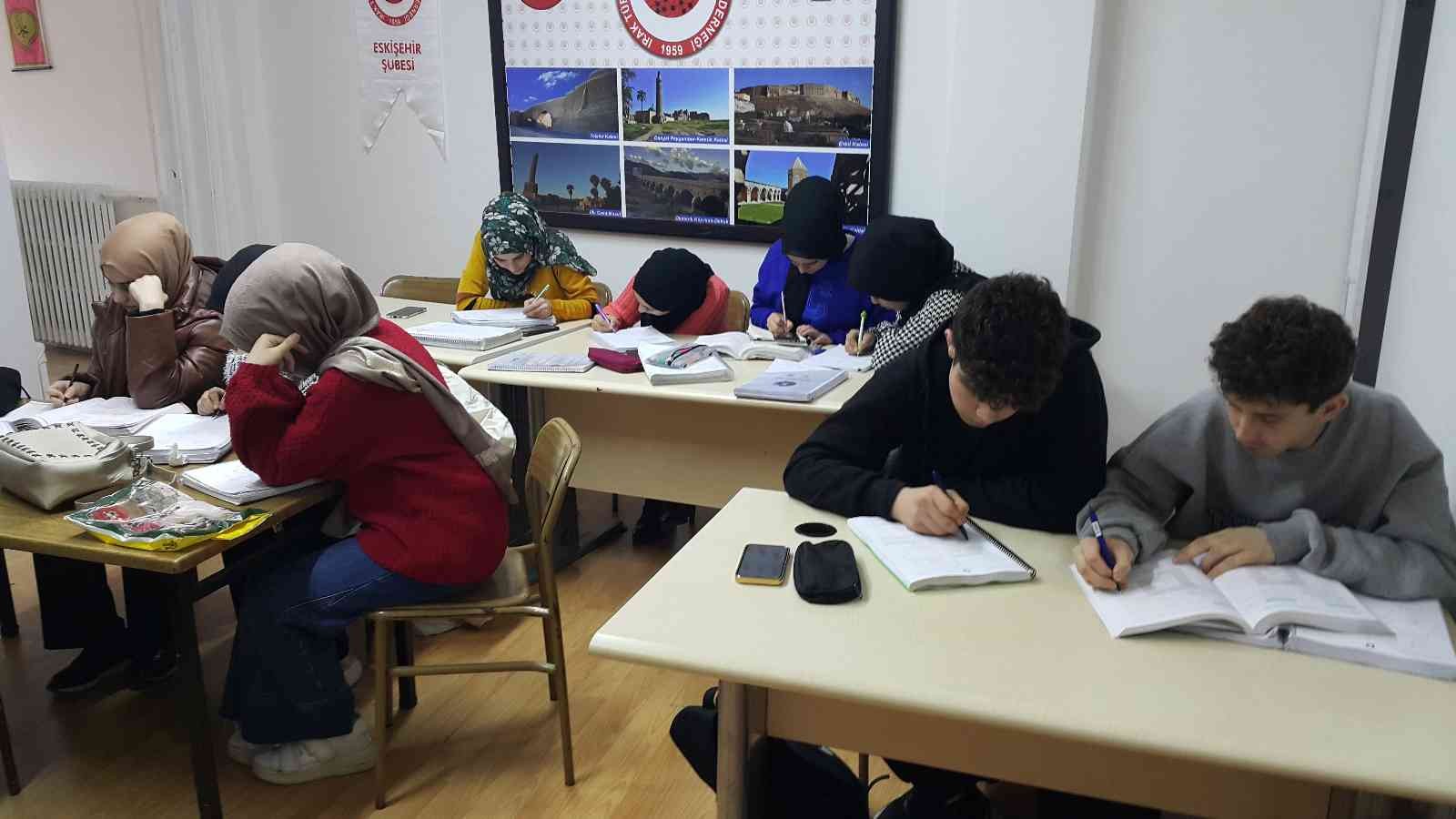 Eskişehir’de yaşayan Irak Türkü öğrencilerine ’Matematik’ kursu