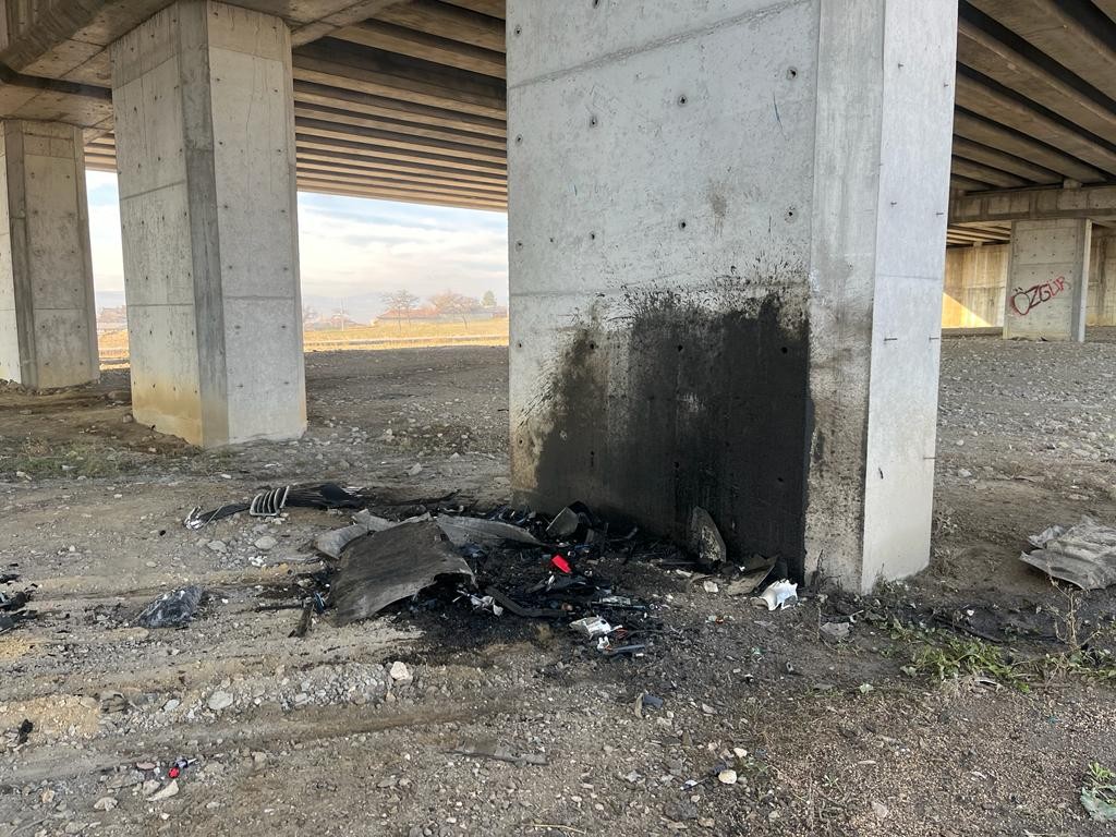 Köprünün beton ayağına çarpan otomobilin sürücüsü hayatını kaybetti