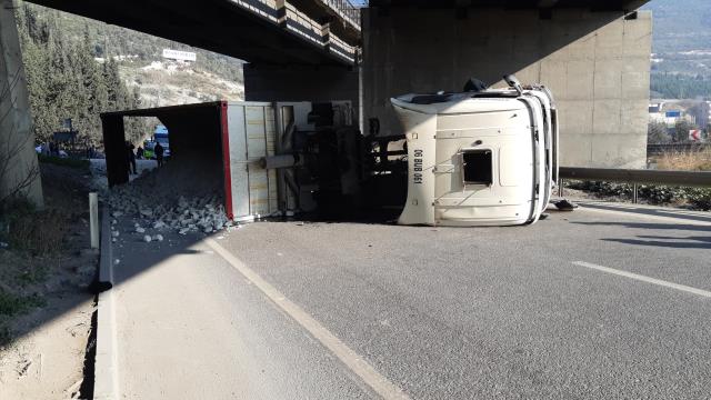 Kocaeli'de devrilen tır nedeniyle D-100'ün İstanbul yönü ulaşıma kapandı