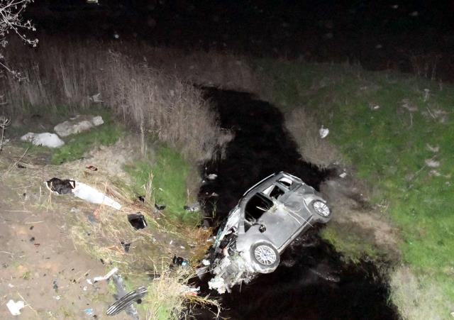 Kontrolden çıkan araç dereye uçtu! Genç kız hayatını kaybetti, 3 kişi yaralandı