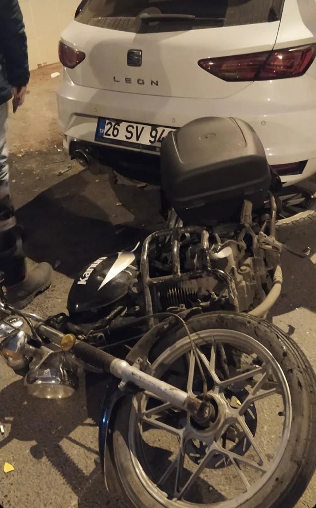 Ticari taksiyle çarpışan motosikletin sürücüsü yaralandı