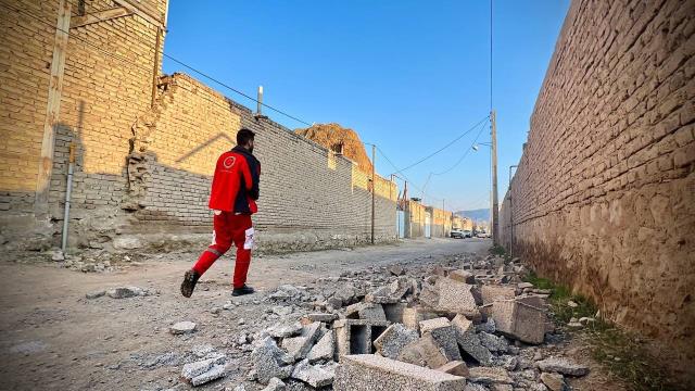İran'da 5.7 büyüklüğünde deprem! Van'da da hissedildi, yaralılar var