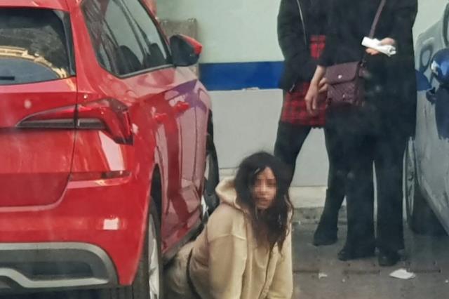 Adana'da bir garip olay! 23 yaşındaki genç kız 2 saat boyunca arabanın altından çıkmadı