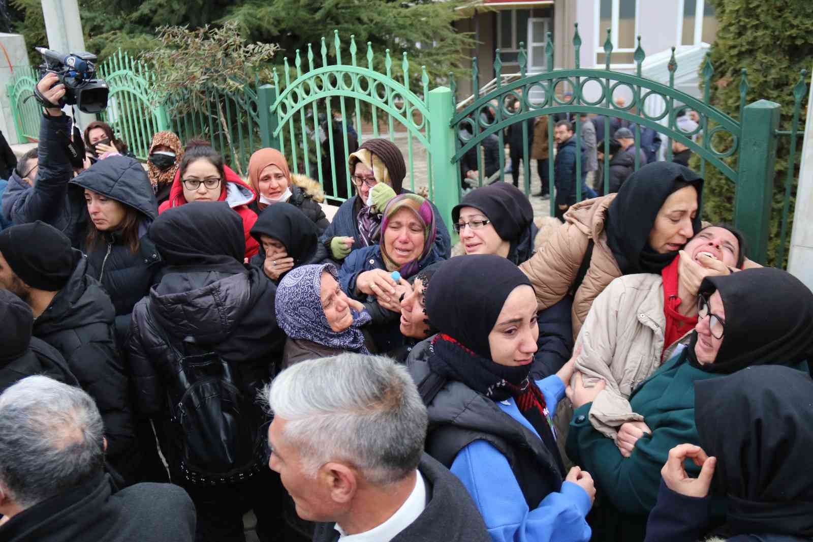 25 yaşındaki Tuğçe, gelinlik örtülü tabutunda son yolculuğuna uğurlandı