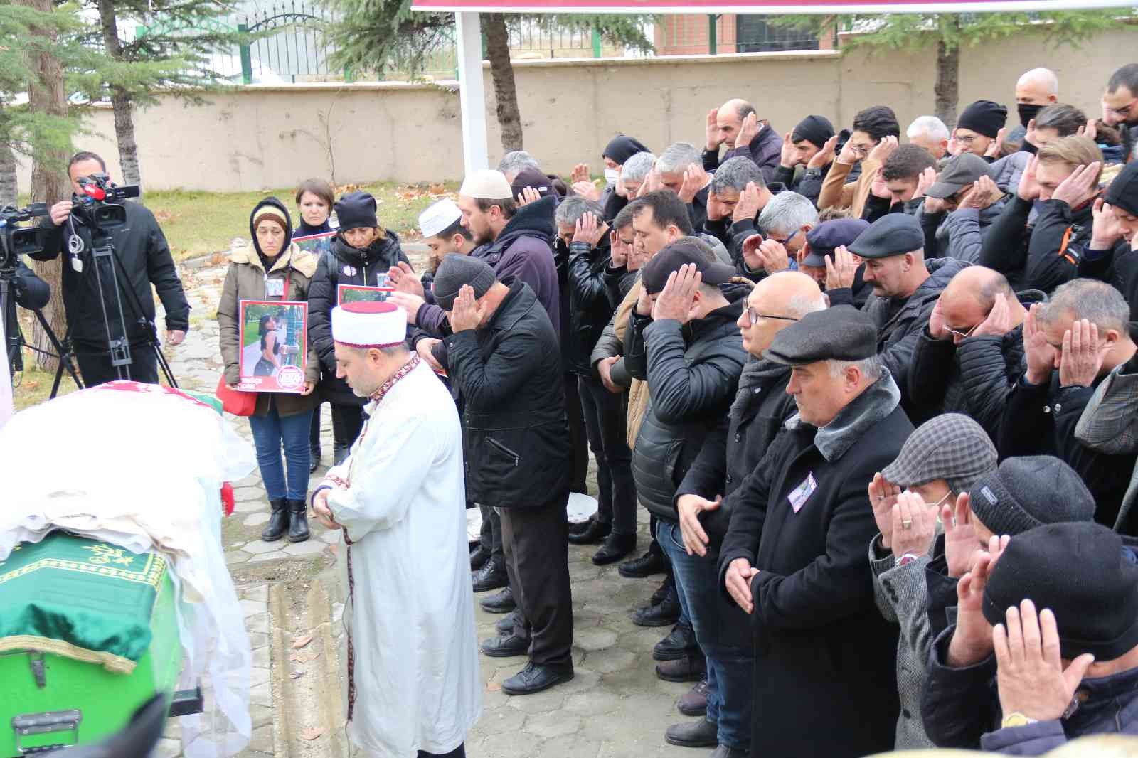 25 yaşındaki Tuğçe, gelinlik örtülü tabutunda son yolculuğuna uğurlandı