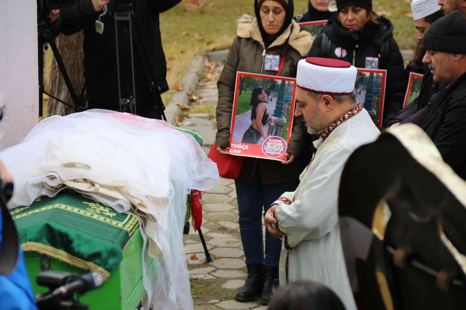 25 yaşındaki Tuğçe, gelinlik örtülü tabutunda son yolculuğuna uğurlandı