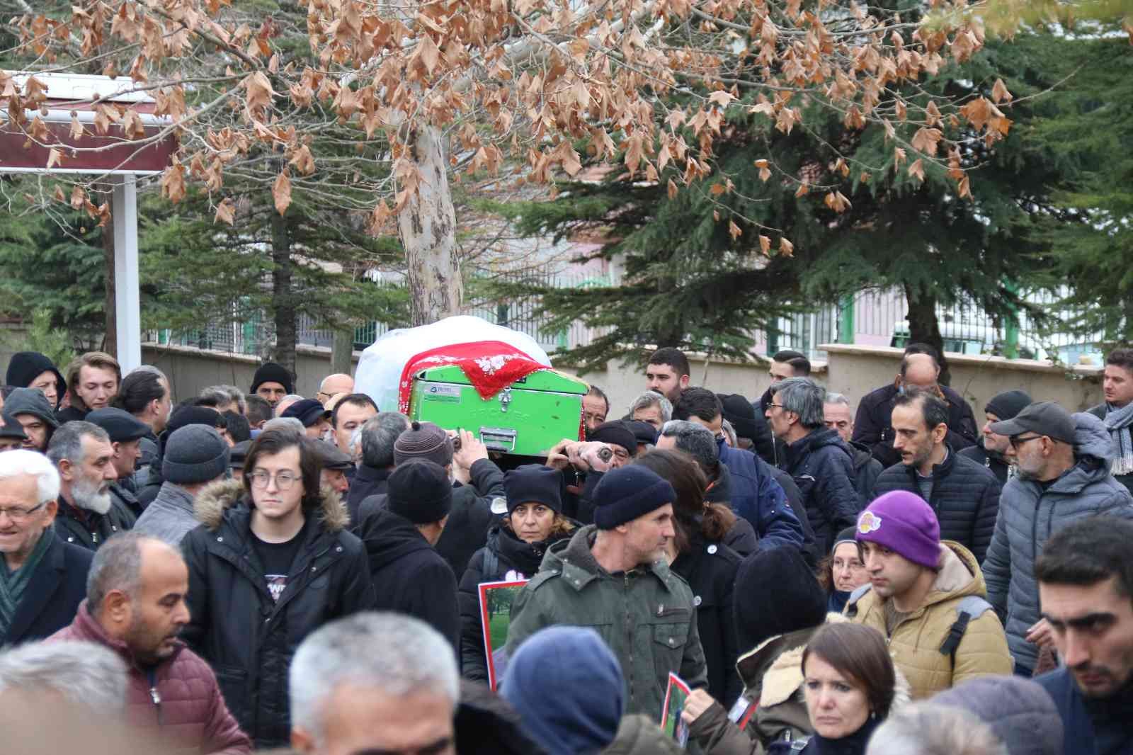 25 yaşındaki Tuğçe, gelinlik örtülü tabutunda son yolculuğuna uğurlandı