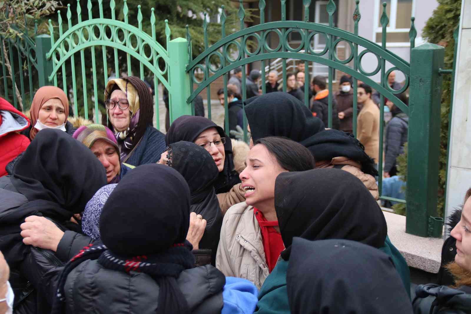 25 yaşındaki Tuğçe, gelinlik örtülü tabutunda son yolculuğuna uğurlandı