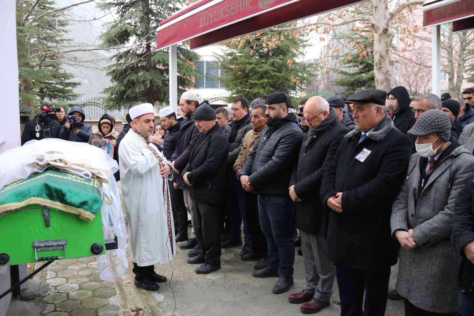 25 yaşındaki Tuğçe, gelinlik örtülü tabutunda son yolculuğuna uğurlandı