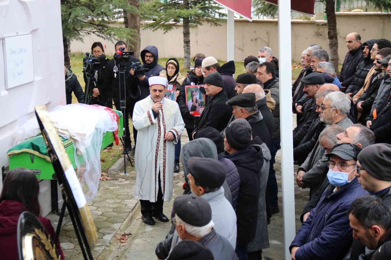 25 yaşındaki Tuğçe, gelinlik örtülü tabutunda son yolculuğuna uğurlandı