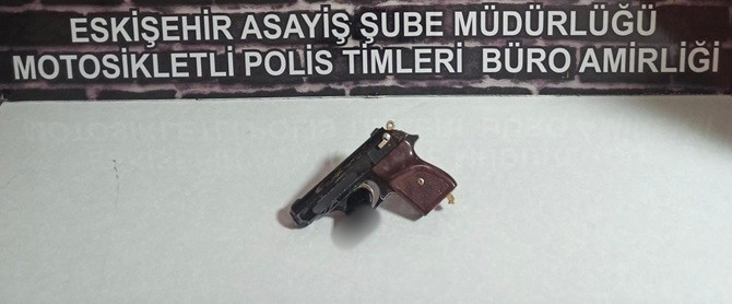 Polis 3 silahı ele geçirip 4 şahsı yakaladı