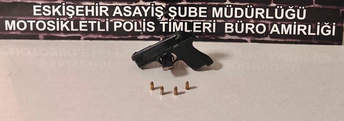 Polis 3 silahı ele geçirip 4 şahsı yakaladı