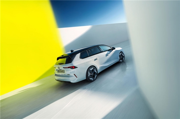 Opel Astra GSe ve Astra Sports Tourer GSe'nin detayları açıklandı