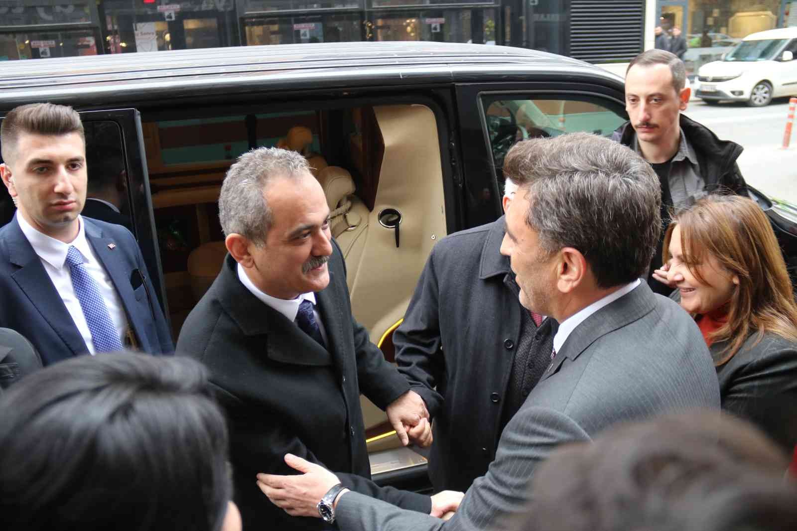 Bakan Özer, AK Parti Eskişehir İl Başkanlığı’nı ziyaret etti