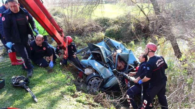 Köprü demirine çarpan otomobilde can pazarı! Talihsiz adam kurtulduğuna sevinemedi