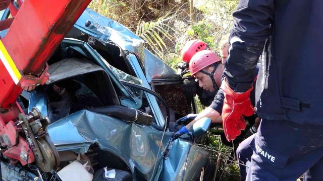 Köprü demirine çarpan otomobilde can pazarı! Talihsiz adam kurtulduğuna sevinemedi