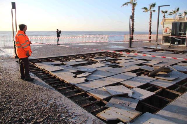 Antalya'da fırtına, dünyaca ünlü sahili savaş alanına çevirdi
