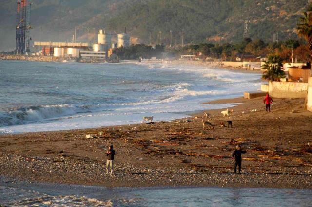 Antalya'da fırtına, dünyaca ünlü sahili savaş alanına çevirdi