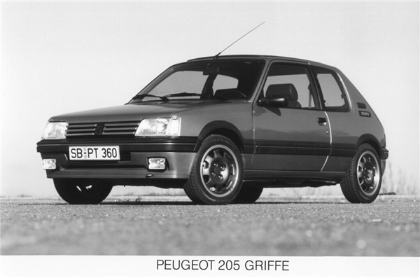 Peugeot Retromobile 2023'de 4 Serisi ile sahne alıyor