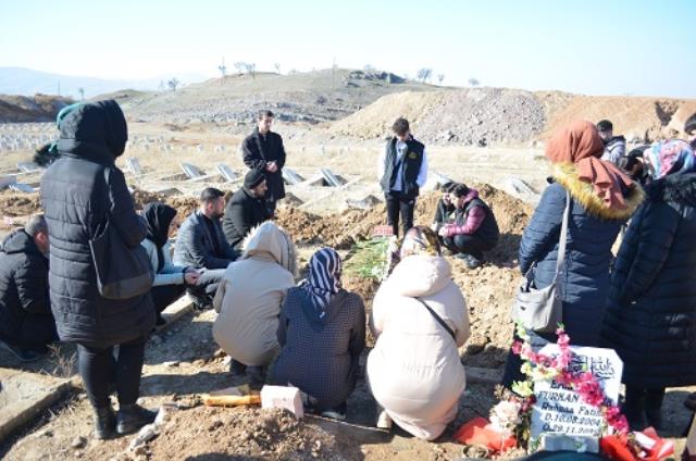 Elazığlılar, annesinin cenazesini kabul etmediği zihinsel engelli Zühal'in mezarına karanfil bıraktı