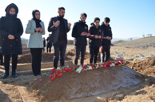 Elazığlılar, annesinin cenazesini kabul etmediği zihinsel engelli Zühal'in mezarına karanfil bıraktı