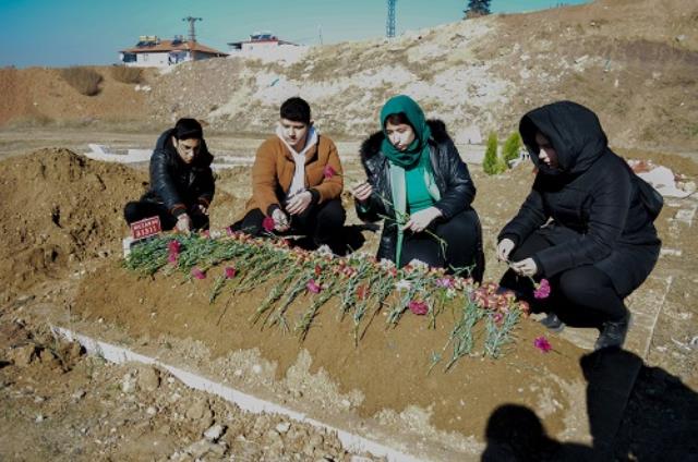Elazığlılar, annesinin cenazesini kabul etmediği zihinsel engelli Zühal'in mezarına karanfil bıraktı