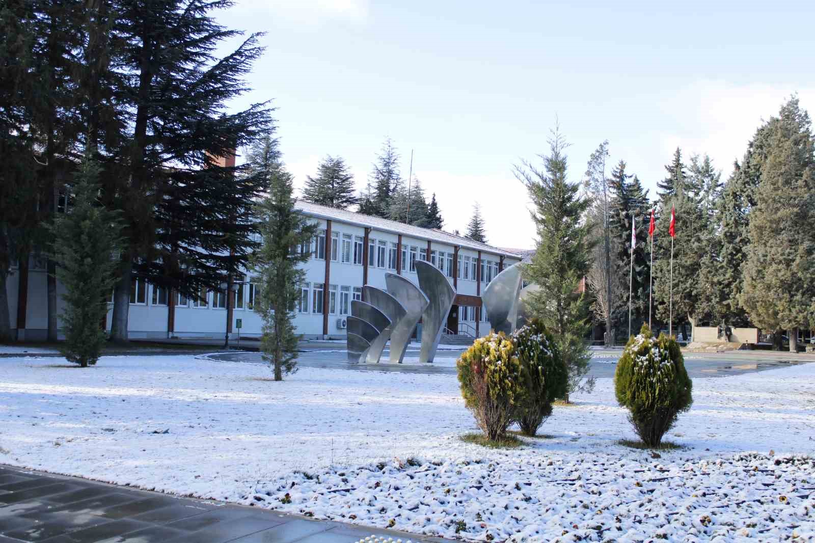 Anadolu Üniversitesi beyaza büründü