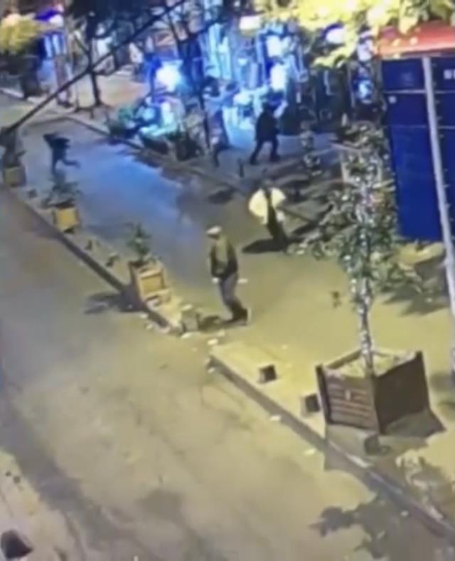 Cihangir'de suikast silahıyla silahlı saldırı kamerada! Oğlunu vurduran adamı göğsünden vurdu