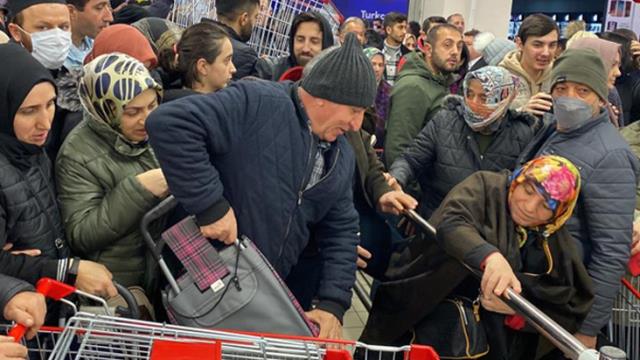 İstanbul'da market açılışında izdiham! İndirimden yararlanmak için birbirleriyle yarıştılar