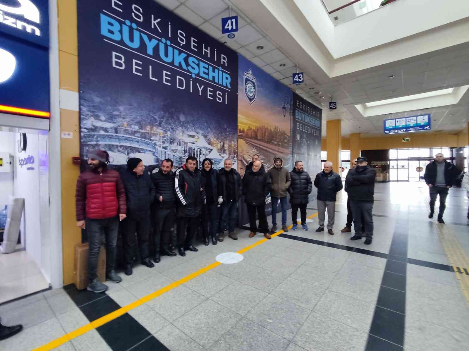 Eskişehir Terminali’nde ’Sibirya’ soğuğu, çalışanlar mont, bere, atkı ve eldiven takıyor