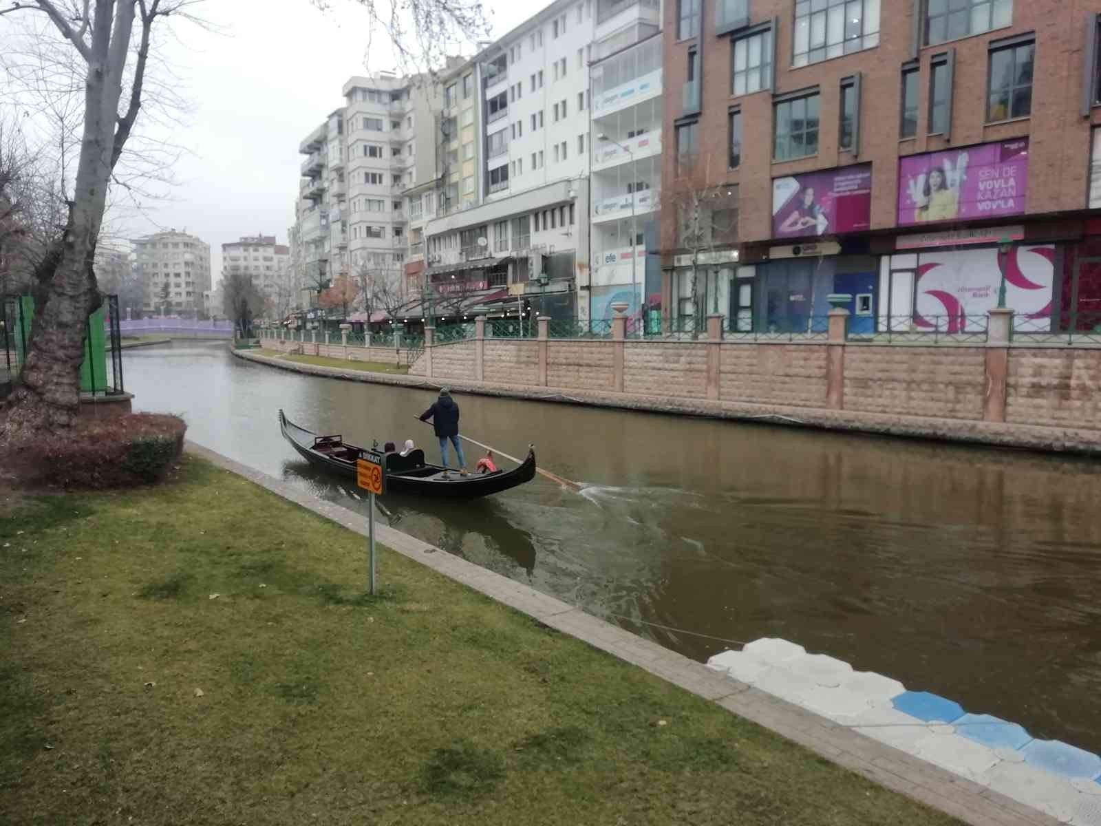 Soğuk havada bile gondola biniyorlar