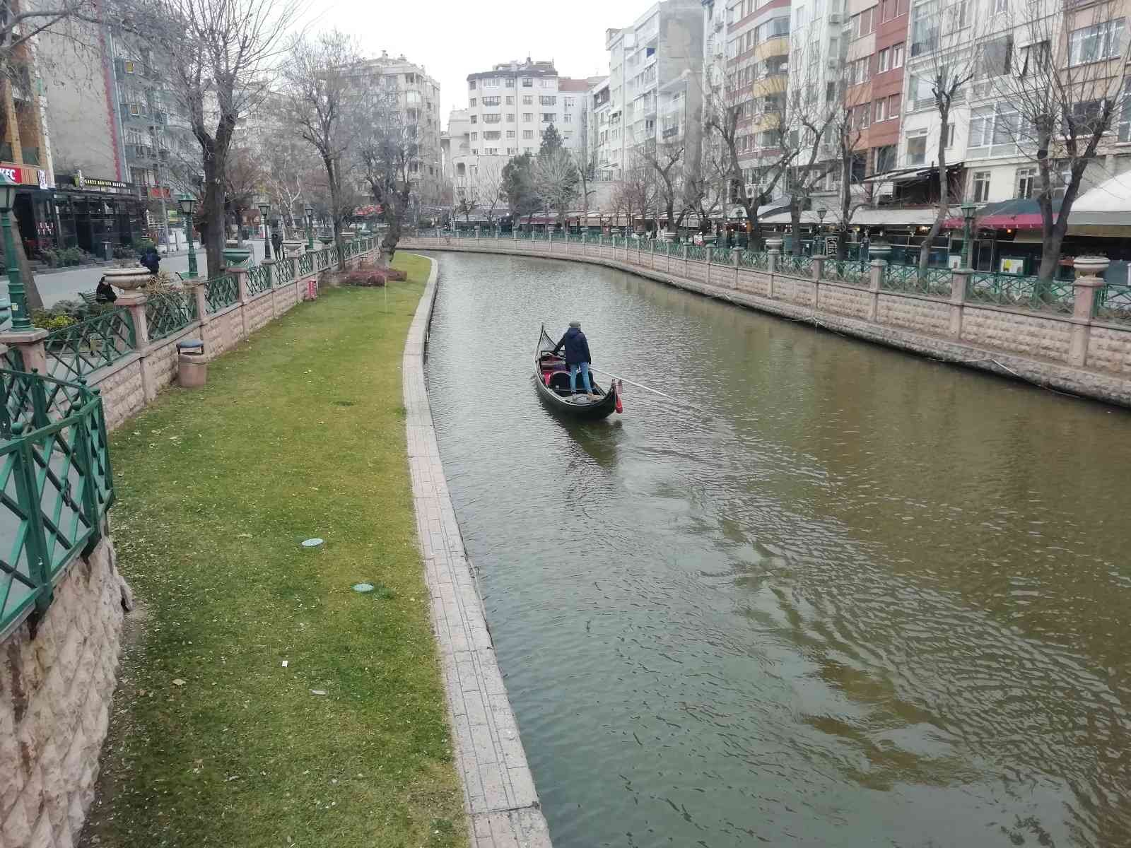 Soğuk havada bile gondola biniyorlar