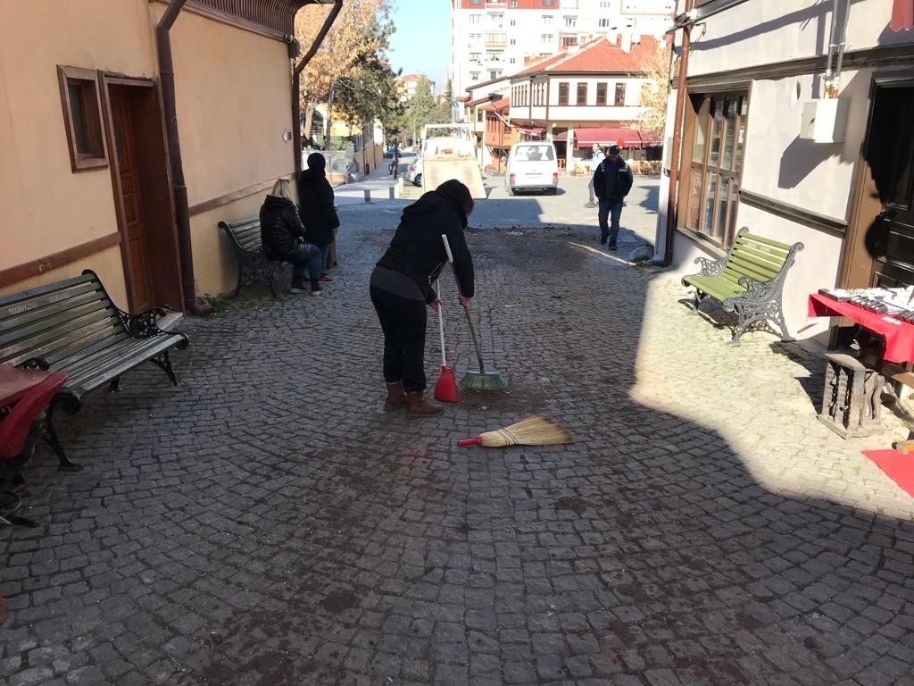 İnşaatın oluşturduğu pislikleri esnaf süpürgelerle temizlemeye çalıştı