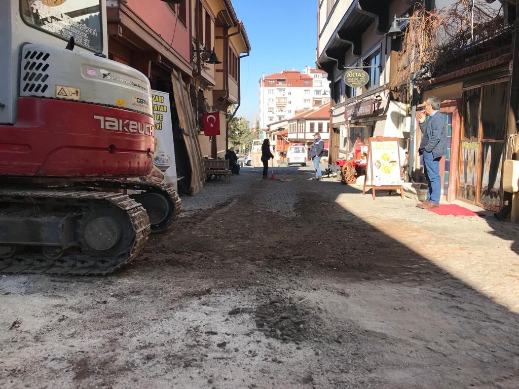 İnşaatın oluşturduğu pislikleri esnaf süpürgelerle temizlemeye çalıştı