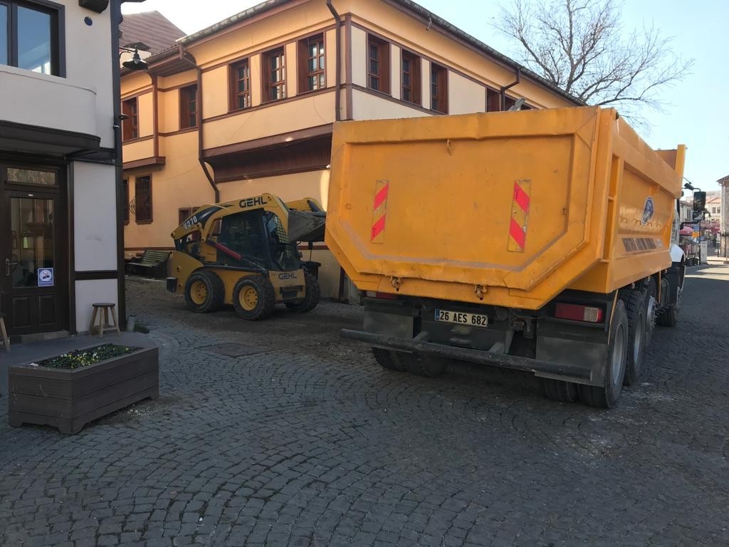 İnşaatın oluşturduğu pislikleri esnaf süpürgelerle temizlemeye çalıştı