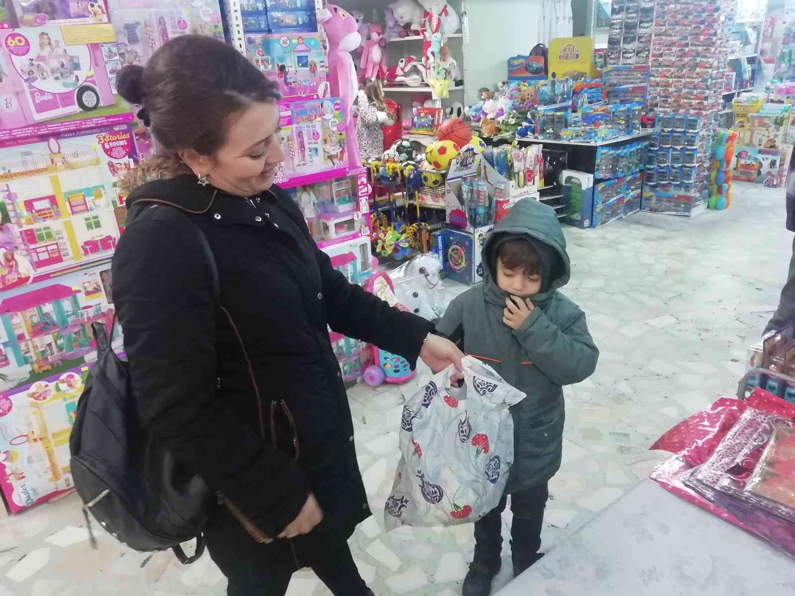 Çocuklarına karne hediyesi almak isteyen aileler oyuncakçıların işlerini arttırdı