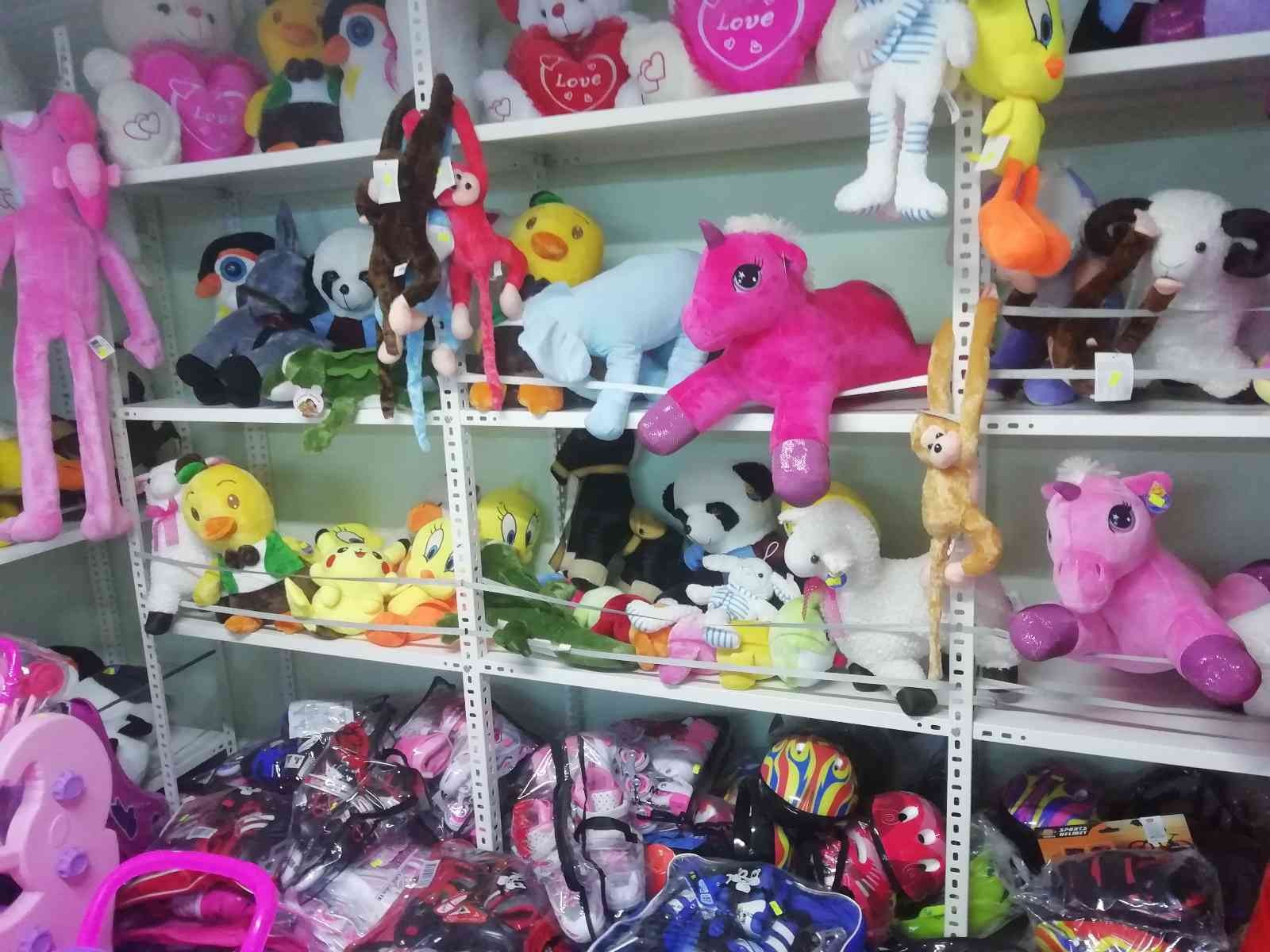 Çocuklarına karne hediyesi almak isteyen aileler oyuncakçıların işlerini arttırdı