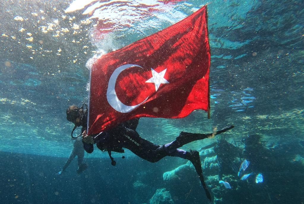 Çiftelerde suyun altında açılan Türk Bayrağı hayran bıraktı