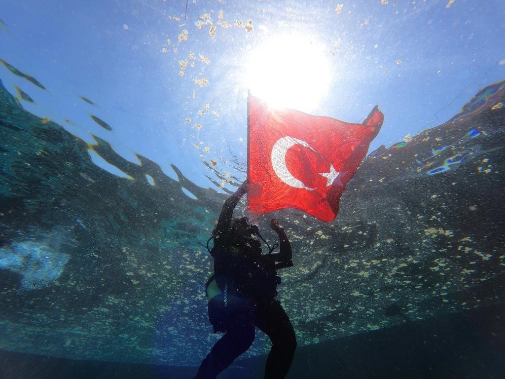 Çiftelerde suyun altında açılan Türk Bayrağı hayran bıraktı