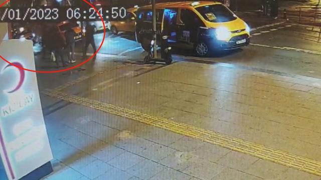3 yolcusu tarafından darbedilerek öldürülen taksici cinayeti kamerada! Önce küfrettiler sonra saldırdılar