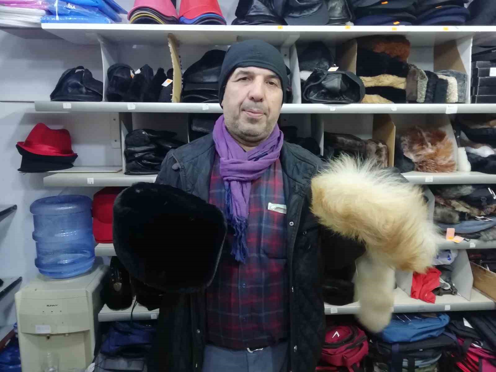 Şapka ve bere satıcılarının umudu kar yağışında