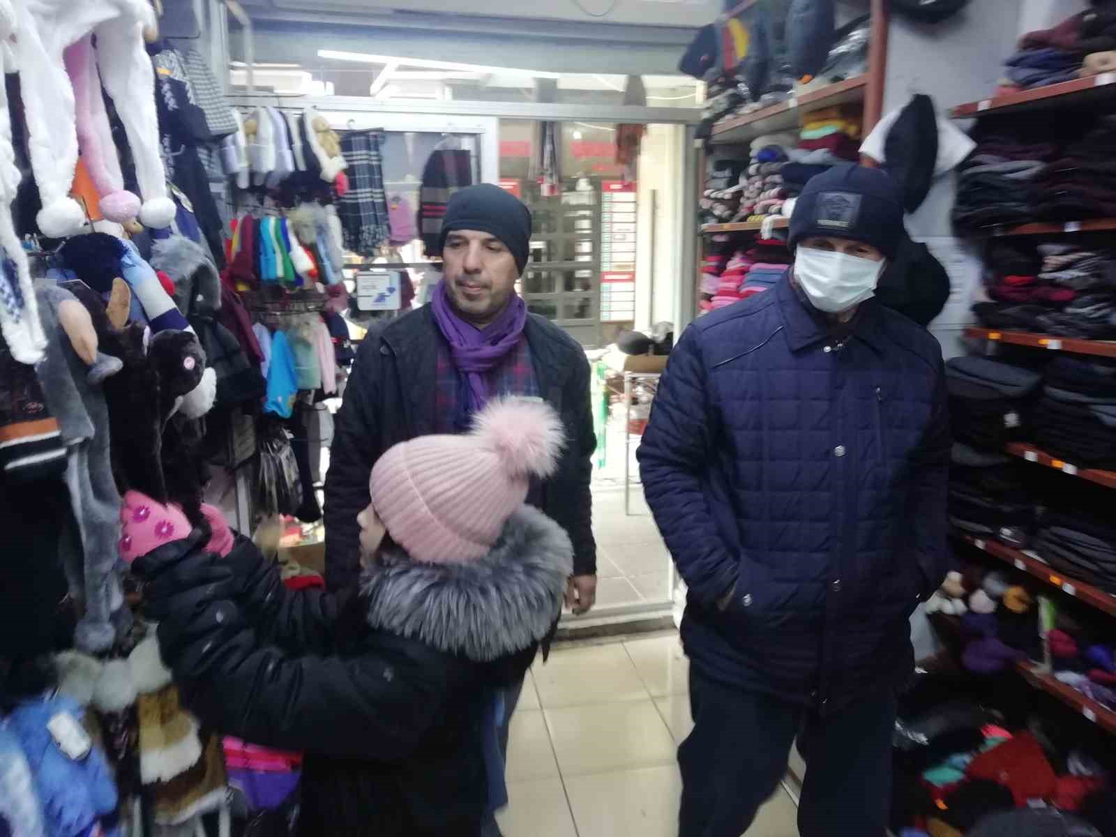 Şapka ve bere satıcılarının umudu kar yağışında