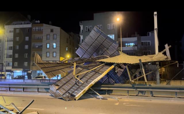 Şiddetli lodos 3 katlı binanın çatısı uçurdu, metro seferleri iptal oldu