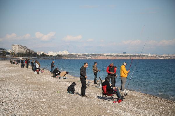 Antalya'da balık havuzunun patladığını duyan, oltalarıyla sahile koştu: Boş yok, at ve çek yapıyoruz