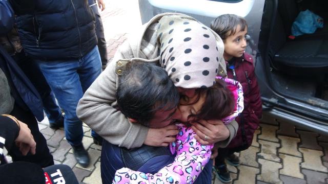 Sokak ortasında kaçırılan kız çocuğu ailesine teslim edildi, gözyaşları sel oldu